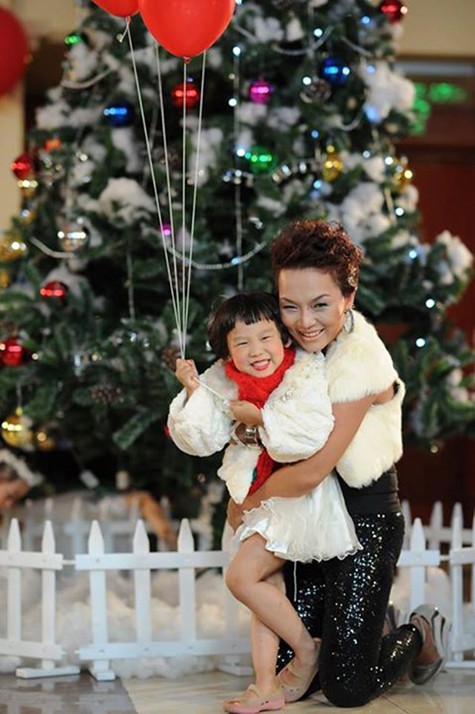 Ca sĩ Thái Thùy Linh hạnh phúc bên con gái nhỏ.