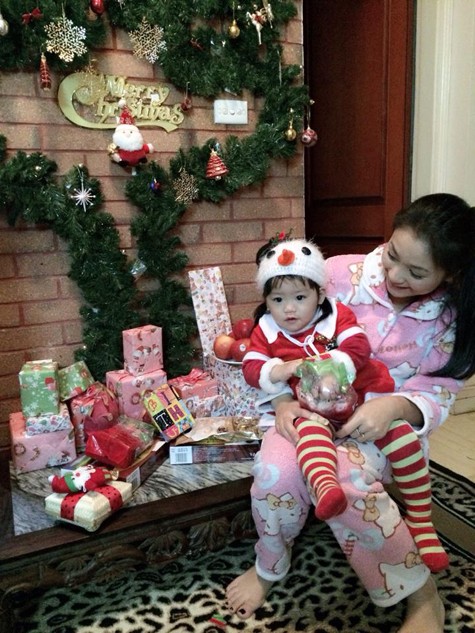 Diễn viên Diệu Hương cùng con gái Chuối Đậu đón Noel ấm áp tại nhà