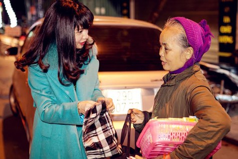 Kim Trang tặng khăn và động viên một cụ già bán tăm dạo./.
