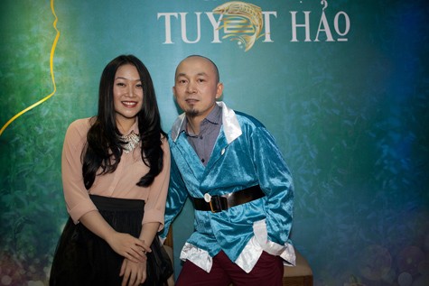 Xuất hiện trong đêm tiệc này còn có trò cưng của Quốc Trung trong đội The Voice của anh - Lê Nguyệt Anh, thí sinh nữ gây ấn tượng trong tập 4 với ca khúc thánh ca nhẹ nhàng Amazing Grace.