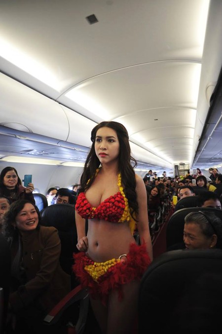 Người mẫu diện bikini ấn tượng trên chuyến bay ngày 26/12. Ảnh: Hoàng Anh/Ione.