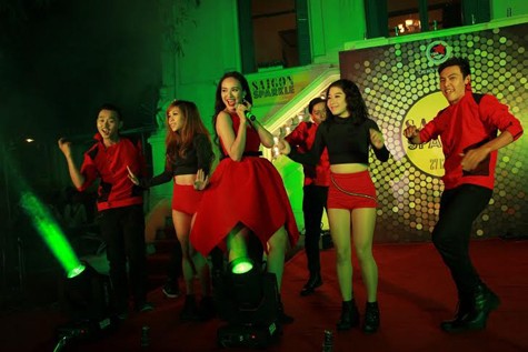 Trong đêm tiệc Saigon Sparkle Shine của hội doanh nhân trẻ YBA thành phố Hồ Chí Minh, Hoa Hậu Ngọc Diễm đã mở màn với ca khúc "Con bướm xuân".