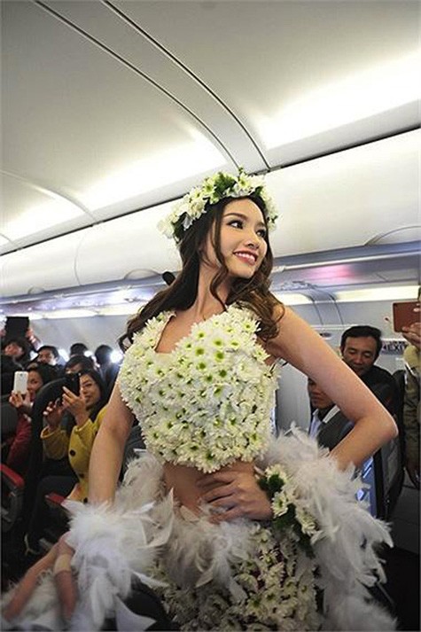 Lần đầu tiên, được ngắm Hoa hậu ở khoảng cách gần nên nhiều hành khách cảm thấy thú vị.
