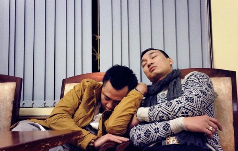 Chia sẻ hình ảnh trên trang cá nhân, MC Thành Trung viết: "Giấc ngủ giữa giờ chầu...đêm.