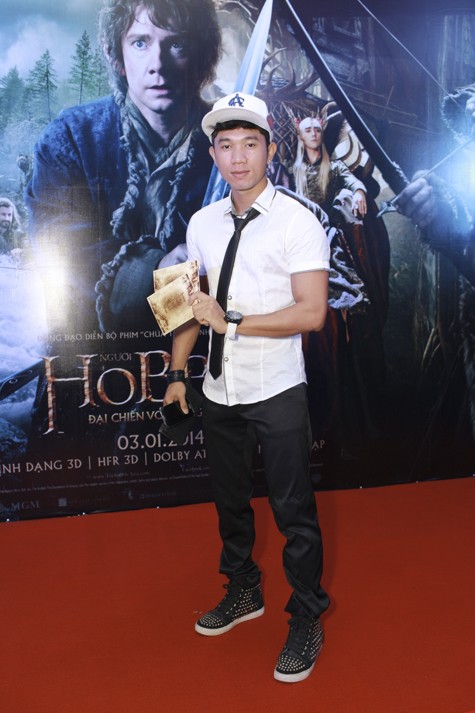 Ca sĩ Lương Bằng Quang 'tháp tùng' người yêu trong buổi công chiếu bộ phim bom tấn.