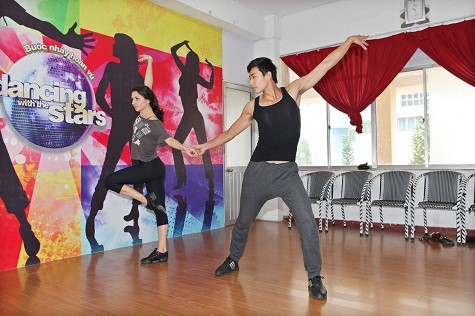 Hữu Long và bạn nhảy Elena chăm chỉ tập luyện trước khi diễn ra chương trình Bước nhảy Hoàn vũ 2014