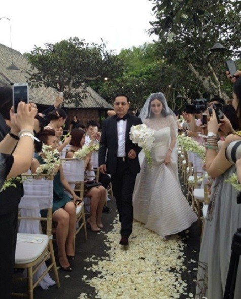 Cha của Dương Mịch dắt tay con gái tiến vào lễ đường. Cô dâu vô cùng xinh đẹp trong bộ váy cưới màu trắng tinh khôi và sang trọng.
