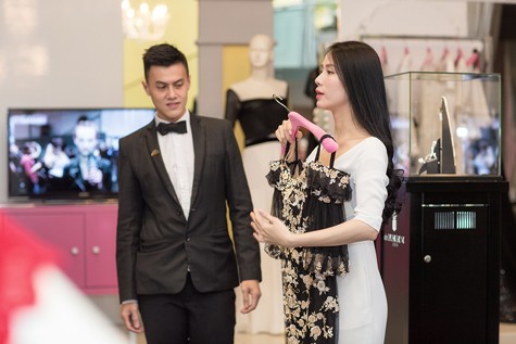 Vừa qua, siêu mẫu Thái Hà có một buổi thử đồ tất bật tại chính Lynk Boutique 30 Đồng Khởi của Lý Nhã Kỳ để chuẩn bị dự đêm Gala trao giải Ngôi sao Hàn Quốc 2014 tại Seoul trong thời gian sắp tới.