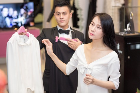 Thái Hà không những được chọn lựa váy áo tài trợ, mà còn được ekip chuyên nghiệp tại Lynk chăm sóc kỹ lưỡng, tư vấn stylist cho cô với các mẫu đầm mà cô chọn lựa