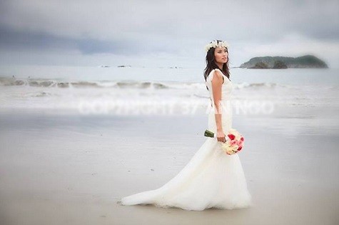 Bức ảnh mặc váy cưới của Ngô Ý An trên bãi biển