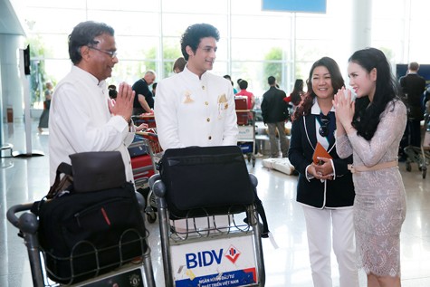 Công chúa Thái Lan Mom Luang Rajadarasri Jayankura (áo đen) và đoàn phim “Cuộc đời Đức Phật” bao gồm nhà sản xuất phim người Ấn Độ Vinodh Seneviratne và diễn viên Gagan Malik, người đóng vai Đức Phật tới thăm Việt Nam