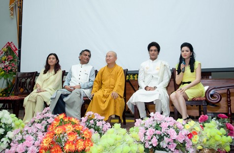 Công chúa Thái Lan, ngoài cùng bên trái