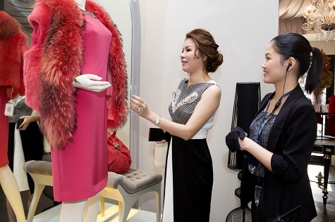 Hiện tại, nữ đại gia Bùi Thị Hà cũng đang được chăm sóc bởi nhóm stylist của Lynk Boutique của Lý Nhã Kỳ.