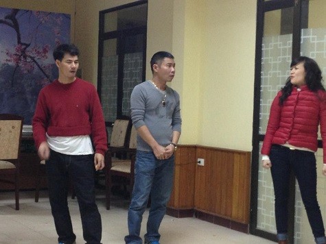 Nghệ sĩ Xuân Bắc, nghệ sĩ Quang Thắng và nghệ sĩ Vân Dung bàn bạc cho một cảnh quay