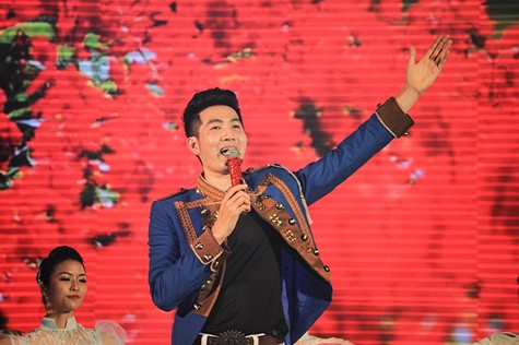 Tham gia đêm nhạc có nhiều ca sĩ, nhóm nhạc cùng thể hiện các ca khúc về mùa xuân như Ca sĩ Nguyễn Phi Hùng...