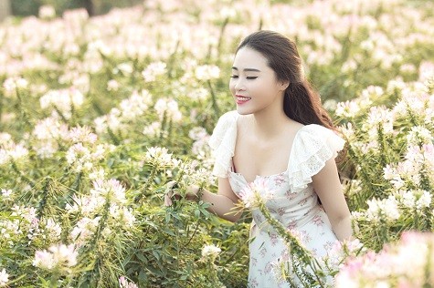 Trong sắc thắm và đất trời mùa Xuân lộng lẫy, Lưu Ly bày tỏ mong ước, năm nay cô sẽ có những bước tiến tốt đẹp trong sự nghiệp của mình.