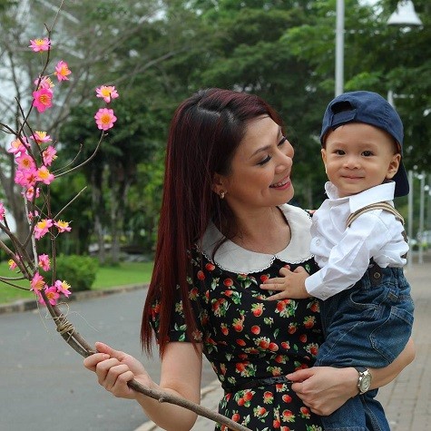 Búp bê Thanh Thảo chia sẻ hình ảnh cùng con trai nuôi Jacky Minh Trí trong ngày cận Tết