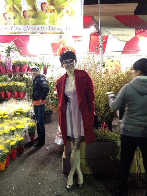 5 cái Tết vắng mặt không ở Việt Nam. Bởi vậy Tóc Tiên đã dạo quanh hội chợ hoa để cảm nhận được không khí ngày Tết.