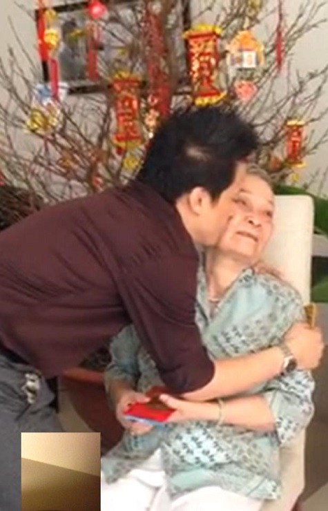 Ca sĩ Lam Trường hạnh phúc ôm hôn mẹ
