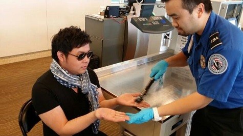 Quang Lê bị nhân viên an ninh tại sân bay kiểm tra vì nghi ngờ mang thuốc nổ lên máy bay