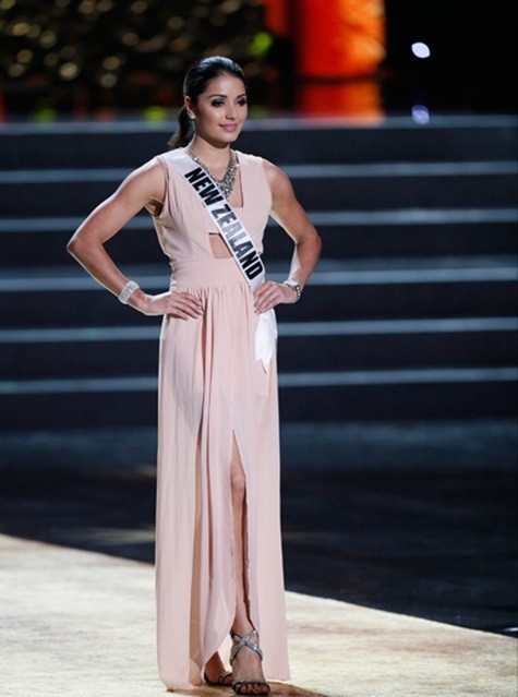 Hoa hậu New Zealand diện váy hồng sexy