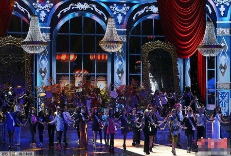 86 thí sinh Hoa hậu Hoàn vũ trên sân khấu ở Nga trong đêm tổng duyệt