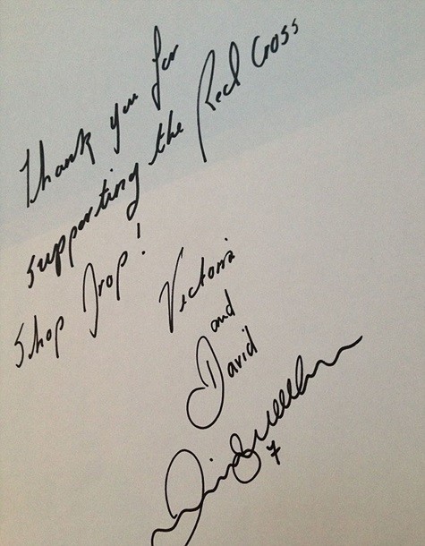 Vợ chồng Beckham ký tên sau khi gây quỹ ủng hộ người dân Philippines