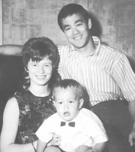 Lý Tiểu Long bên vợ và con trai