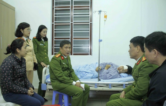 Lãnh đạo Công an quận Hồng Bàng thăm Phó công an phường Trại Chuối bị đối tượng ngáo đá tấn công