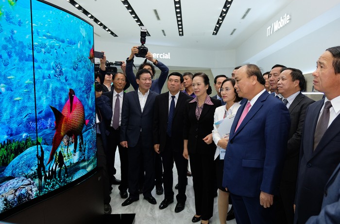 Thủ tướng tham quan Nhà máy LG Display trong buổi lễ khánh thành đưa vào hoạt động. Ảnh: VGP