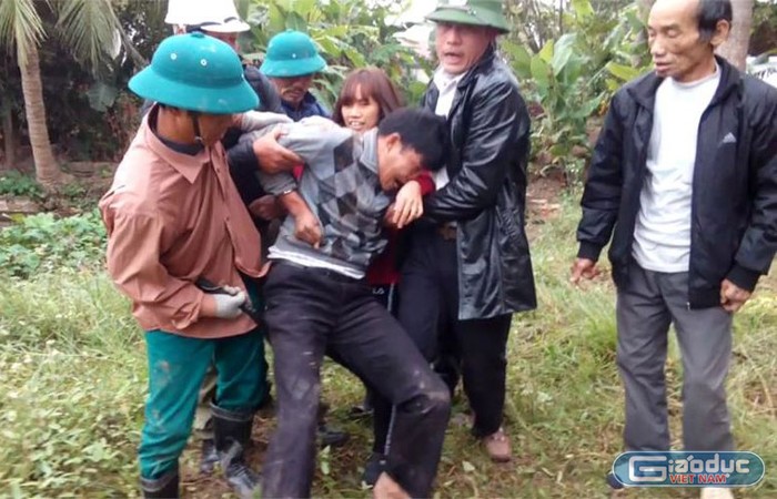 Lực lượng công an xã còng tay, bắt giữ anh Hà Văn Cao (ảnh cắt từ clip)