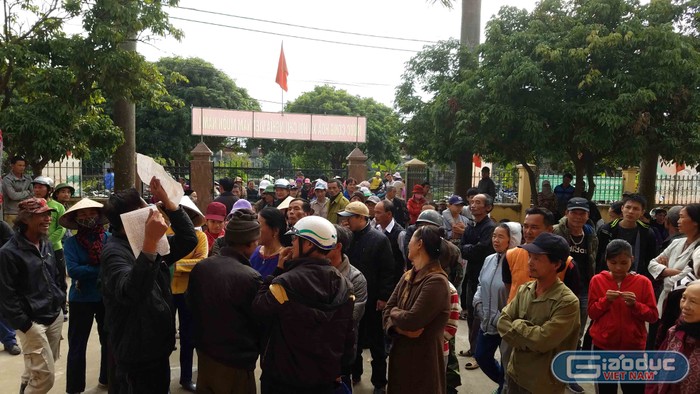 Người dân tập trung tại  trụ sở xã Vĩnh Phong đề nghị cơ quan chức năng làm rõ việc anh Cao bị còng tay bắt giữ