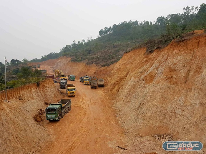 Núi Niêm Nội bị đào khoét tan hoang vì hành vi khai thác khoáng sản trái phép