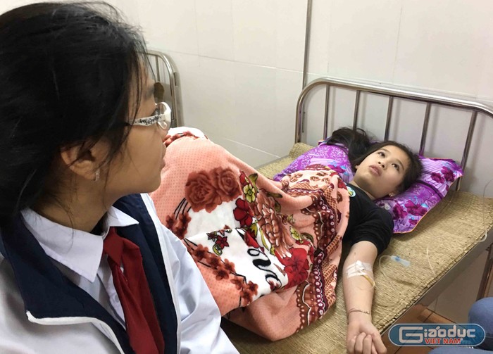 Hơn 20 học sinh và cô giáo phải cấp cứu sau sự cố khói bụi từ nhà máy thép Việt Nhật