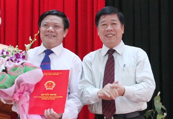 Ông Nguyễn Văn Thông (bìa trái), Chủ tịch huyện An Lão bị cách chức Phó bí thư Huyện uỷ. Nguồn: haiphong.gov.vn