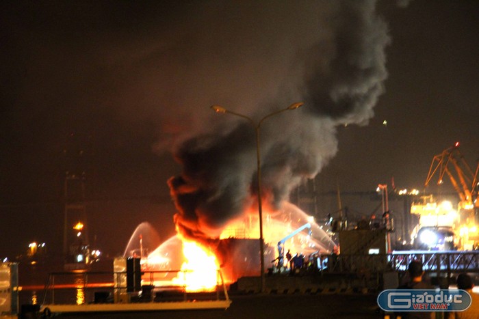 Tàu Hải Hà chở xăng phát nổ bùng cháy dữ dội khi đang bơm xăng tại cảng xăng dầu