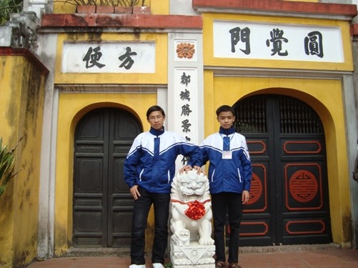 Thủ khoa Trương Tiến Bình Dương (bên trái) là người có tấm lòng nhân hậu, mong muốn được thực hiện nhiều công việc từ thiện