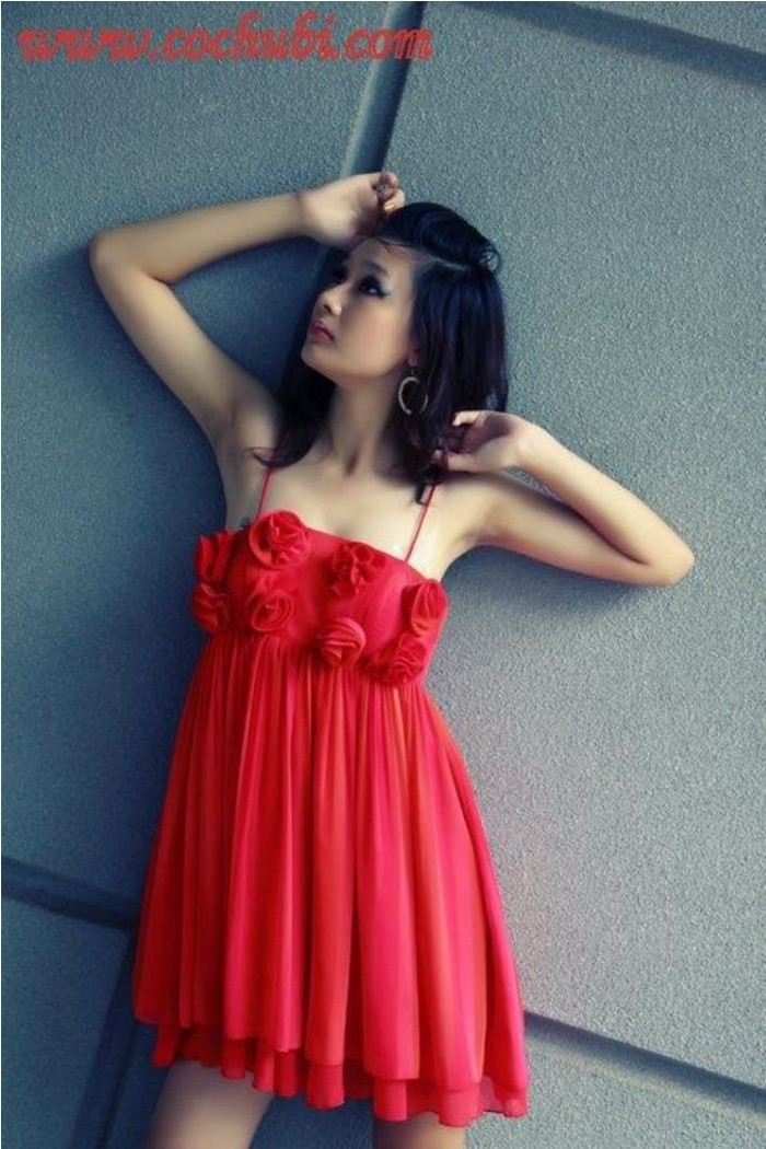 Ngọc Ánh vô cùng quyến rũ khi mặc váy voan đỏ với điểm nhấn là hoa và bèo nhún.
