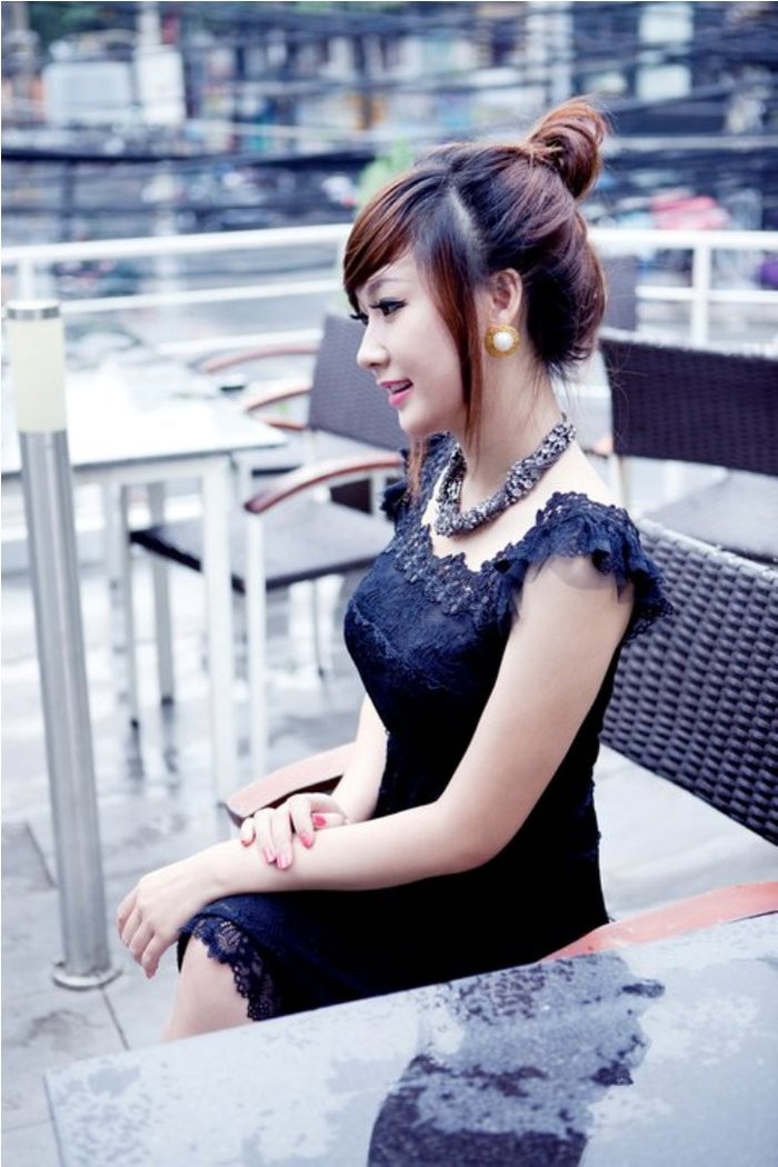 Diện chiếc váy zen đen kiểu dáng trẻ trung, đi kèm vòng cổ to bản, Lê Ngọc Ánh mang đến phong cách sang trọng, thời trang