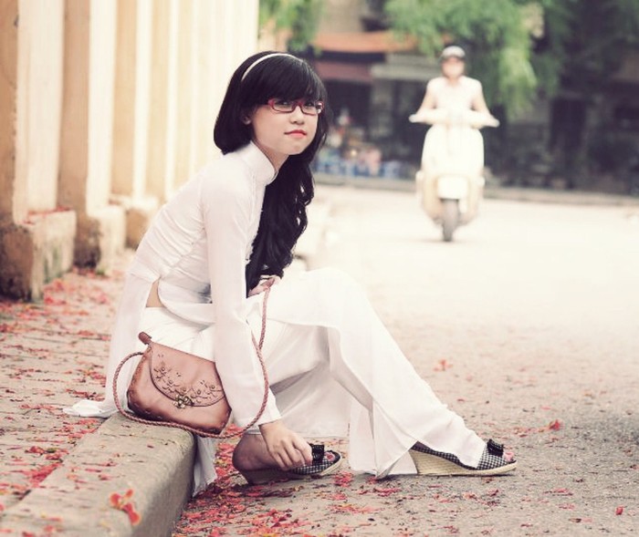 Bạn Lê Minh Ngọc thì tôn nét đẹp áo dài trắng và khuôn cảnh sân trường đầy hoa phượng rơi, rất lãng mạn.