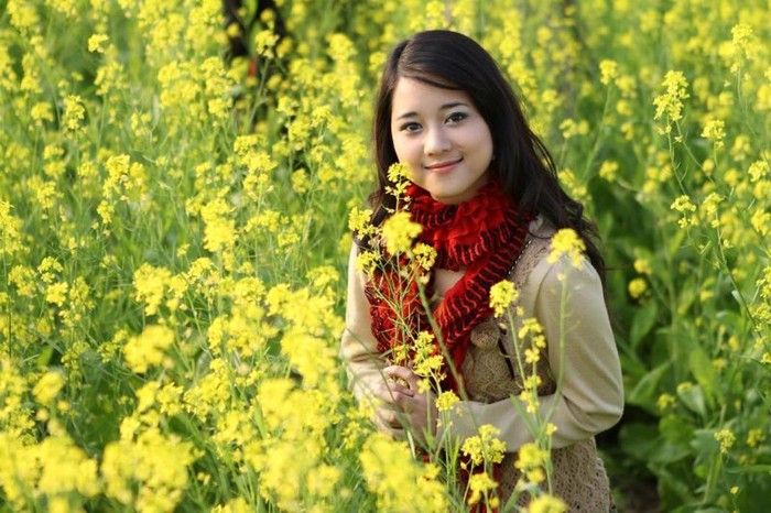 Bạn này là Phùng Thị Thanh Huyền, chụp trên đồng hoa cải. Cũng có thể xem như hoa cải tôn thêm nét mặt baby, nụ cười giản dị của bạn ấy.