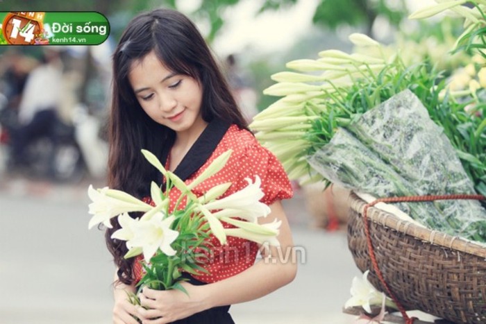 Dương Thu Hà đẹp dịu dàng bên hoa loa kèn tháng 4, loại hoa được người Hà Nội yêu thích