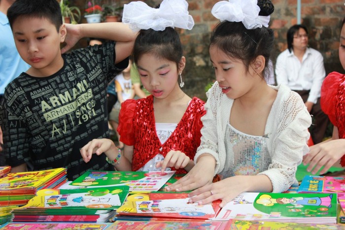 Ngày hội đọc sách 2012 khai mạc sáng ngày 21/4 tại Văn Miếu, Quốc Tử Giám đã thu hút được hàng trăm em nhỏ