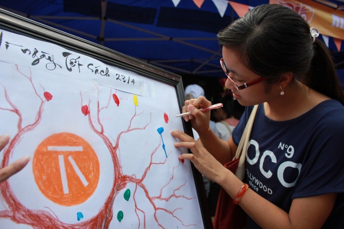 Các bạn trẻ hào hứng khi lưu lại chữ ký trên bức tranh "cây đời"
