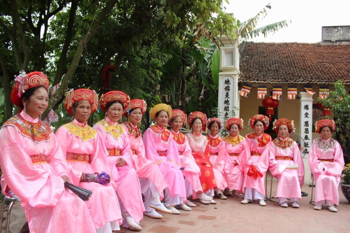 Các “tín nữ” người Lệ Chi Nam ăn mặc tề chỉnh ra xem hội