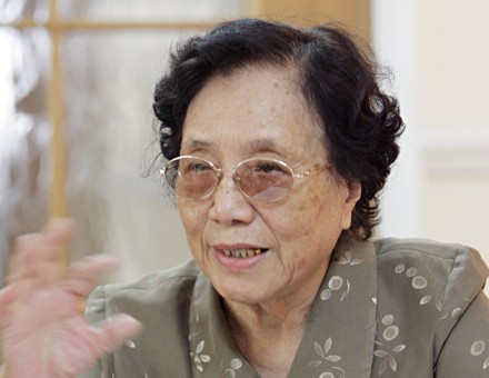 Nguyên Phó Chủ tịch nước Nguyễn Thị Bình (1927-), là một nữ chính trị gia nổi tiếng của Việt Nam. Bà làm Bộ trưởng Giáo dục từ 1976 - 1987. Bà cũng là người phụ nữ đầu tiên của Việt Nam chức vụ Phó Chủ tịch nước Việt Nam từ 1992 đến 2002. >>Chùm ảnh: Bộ trưởng Phạm Vũ Luận thăm Lớp học Hy vọng >>Những hình ảnh xúc động về "lớp học tật nguyền" của bà lão 80 tuổi >>NHỮNG BỨC ẢNH ĐEN TRẮNG QUÝ HIẾM VỀ HỌC SINH THỜI CHIẾN >>Chùm ảnh: Bộ trưởng Phạm Vũ Luận đánh trống khai giảng năm học mới >>Phát sốt vì 4 nữ giáo viên xinh đẹp >>Hoa khôi ĐH Thương Mại 2012 duyên dáng áo dài