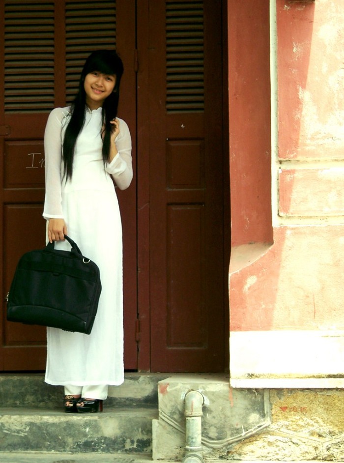 Giữa thành phố di sản trầm mặc, thấp thoáng tà áo dài trắng của nữ sinh Trần Thị Thảo Nguyên mới thấy hết sức quyễn rũ của tà áo dài, từ lâu trở thành biểu tượng nét đẹp của mảnh đất bình yên này.