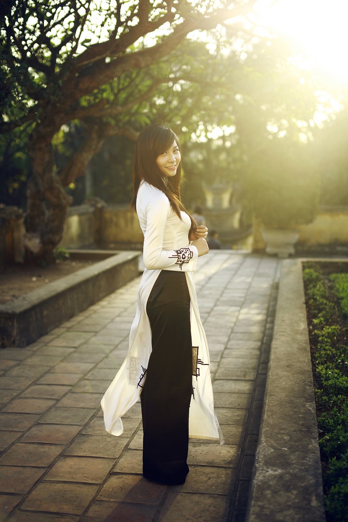Trong chuyên phục áo dài truyền thống, Vân Anh mang nét đẹp dịu dàng, thanh lịch của người con gái Hà Nội.