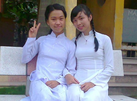 Thủ khoa ĐH Khoa học xã hội và nhân văn Trần Thị Bích Hường (bên trái)