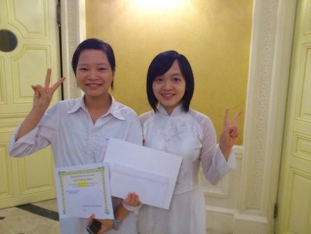 Thủ khoa Học viện Ngân hàng Nguyễn Khánh Linh (bên phải)